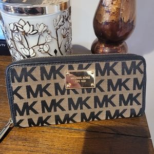 COPY - Michael Kors wallet